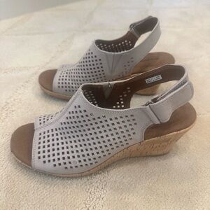 🎉 Clearance! Rockport True 365 Comfort taupe perforated slingback wedge cork
